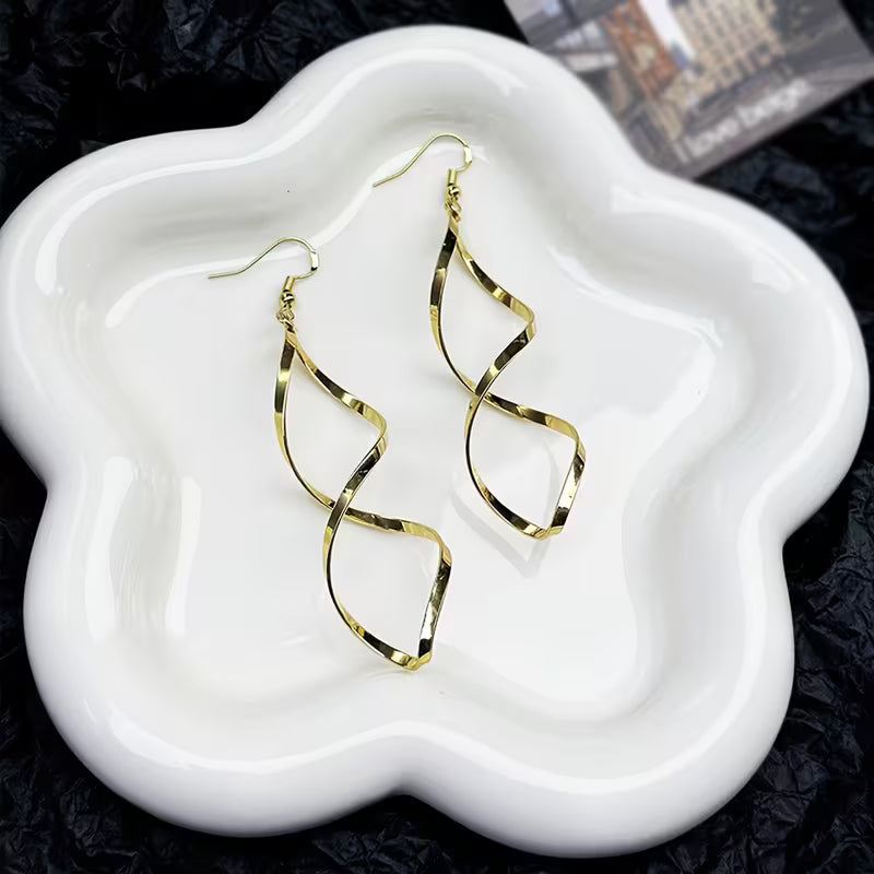 Spiral Dangle Örhängen | Guld