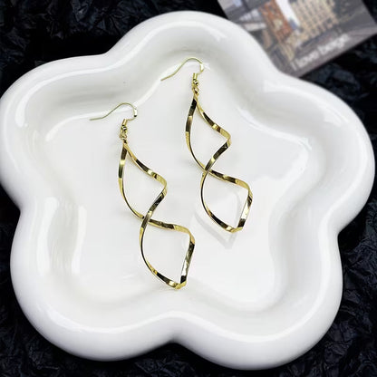 Spiral Dangle Örhängen | Guld